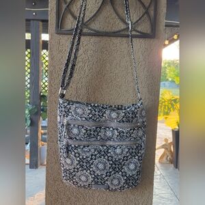 Vera Bradley Carson Mailbag Pattern Charcoal Medallion Triple Zip Hipster EUC
